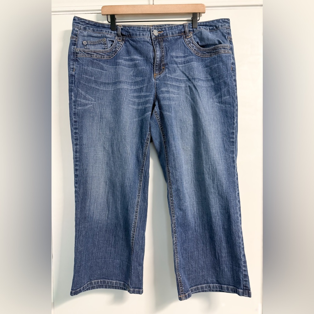 Tommy Hilfiger Plus 22 Cropped Straight Jeans 25 Inseam Medium Wash